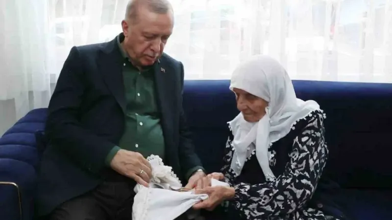 Cumhurbaşkanı Erdoğan, 99 yaşındaki şehit annesini ziyaret etti –  Ankara Haber