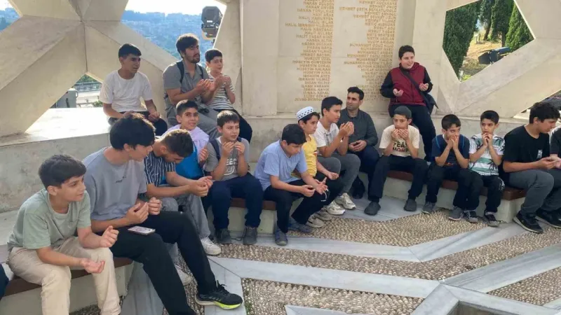 15 Temmuz Şehitler Anıtı vatandaşların akınına uğradı –  Ankara Haber
