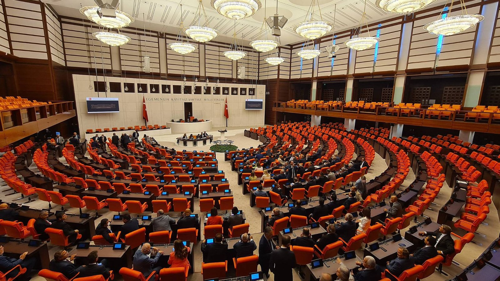 MECLİS’TE SANDALYE DAĞILIMI DEĞİŞTİ